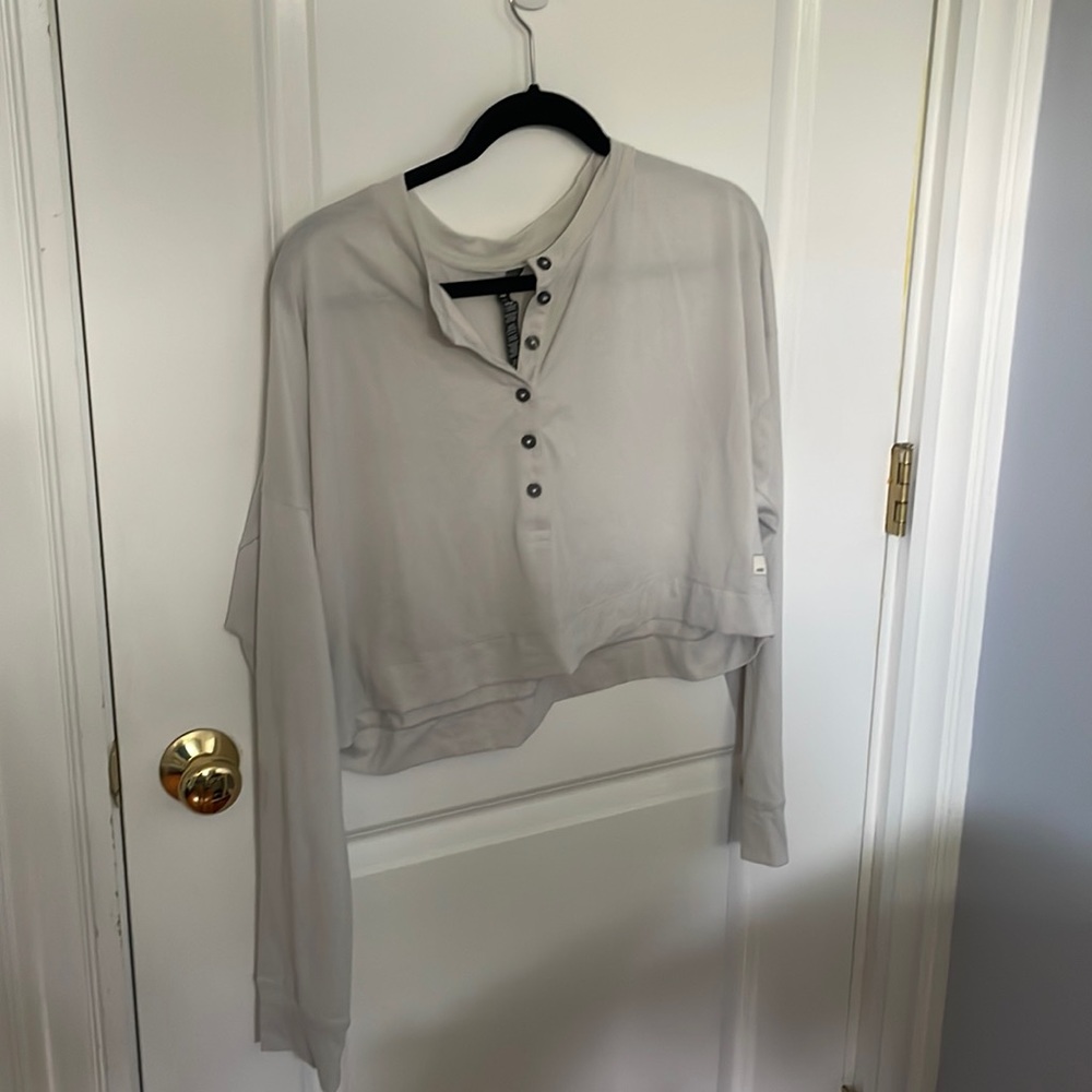 Light gray vuori Avalon long sleeve cropped henley